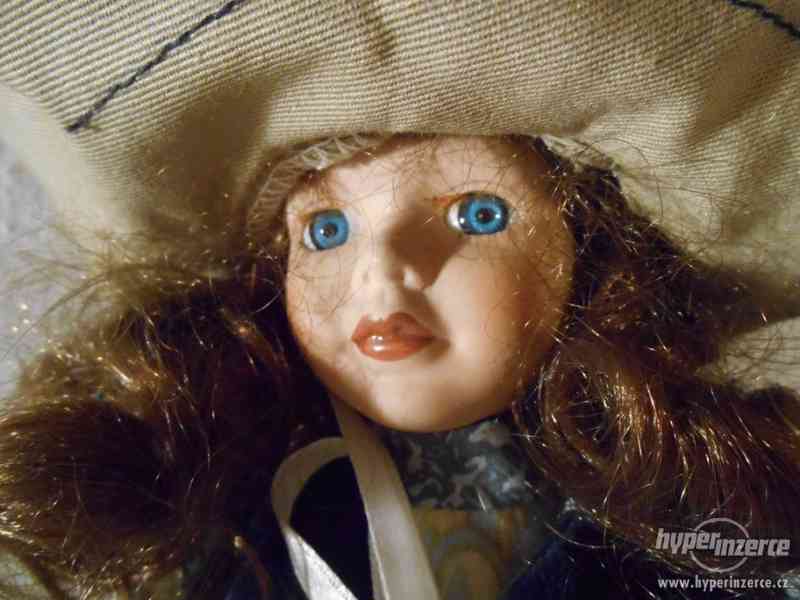 Stará porcelánová panenka s kloboukem - foto 3