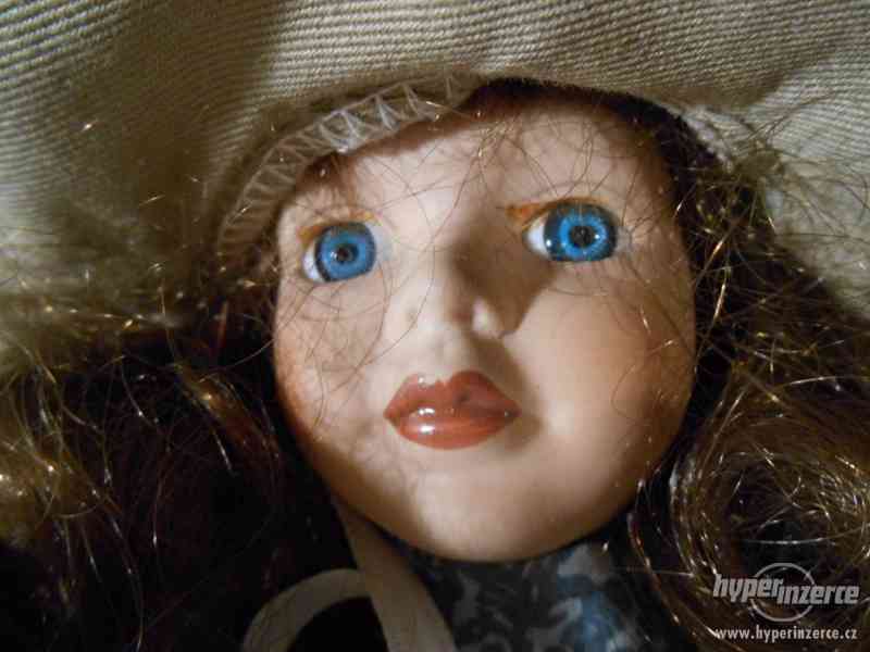 Stará porcelánová panenka s kloboukem - foto 4