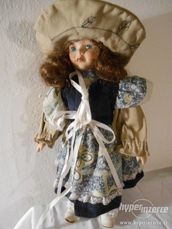 Stará porcelánová panenka s kloboukem - foto 5