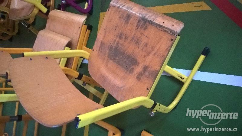 Použité stoly (lavice), židle a skříně ze základní školy - foto 4