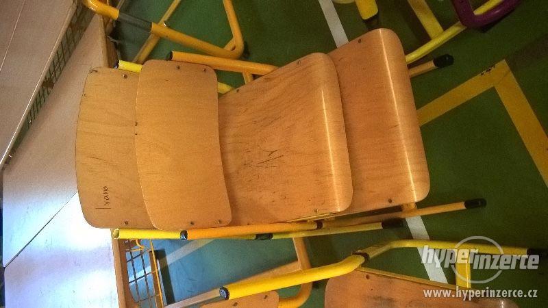 Použité stoly (lavice), židle a skříně ze základní školy - foto 5