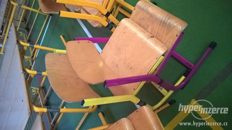 Použité stoly (lavice), židle a skříně ze základní školy - foto 6
