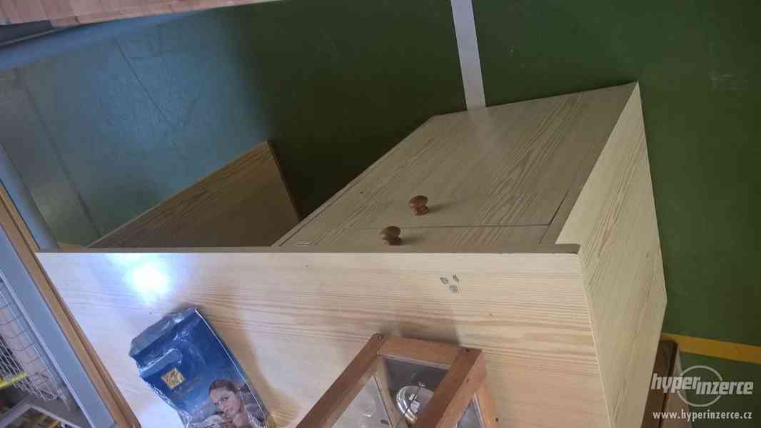 Použité stoly (lavice), židle a skříně ze základní školy - foto 10