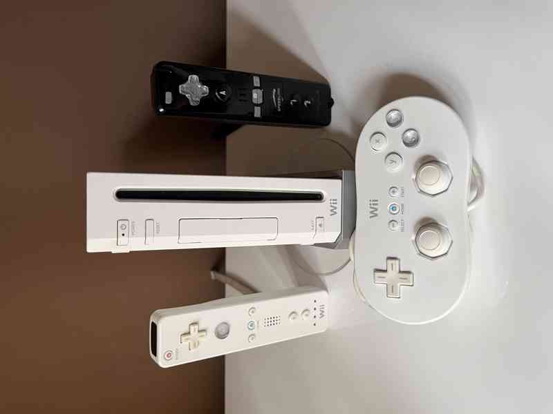 Nintendo Wii + příslušenství + stovky her - foto 2