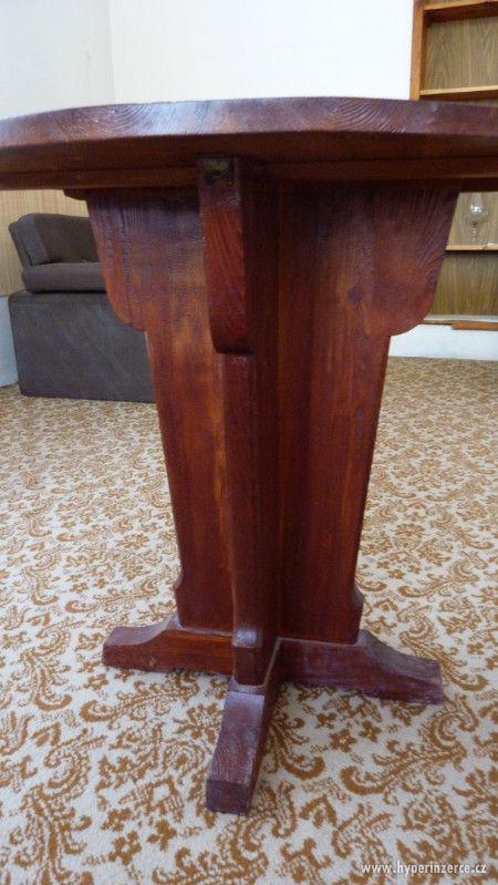 Dřevěný kulatý stolek - foto 1
