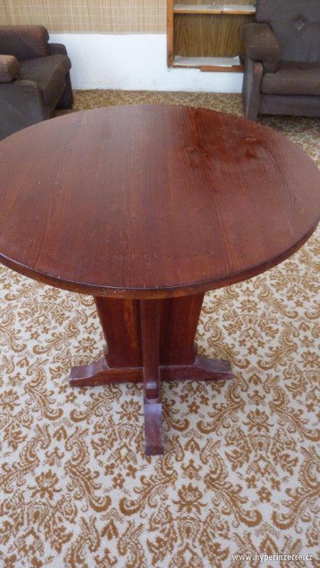 Dřevěný kulatý stolek - foto 3