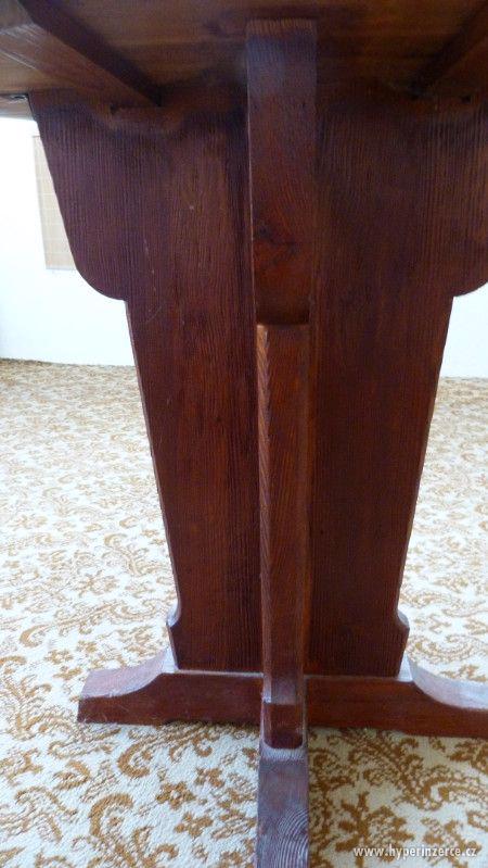 Dřevěný kulatý stolek - foto 4