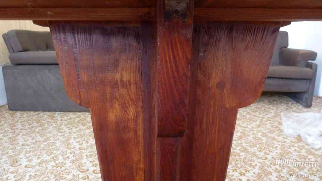 Dřevěný kulatý stolek - foto 5
