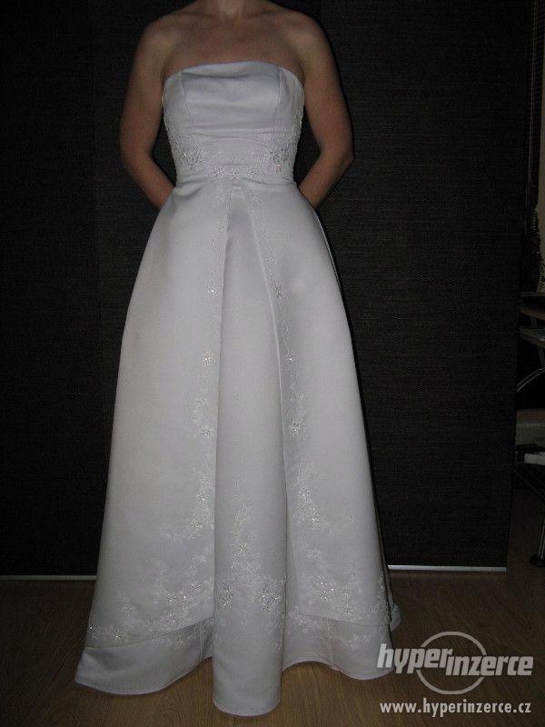 Svatební šaty bílé korzetové s výšivkou - foto 1