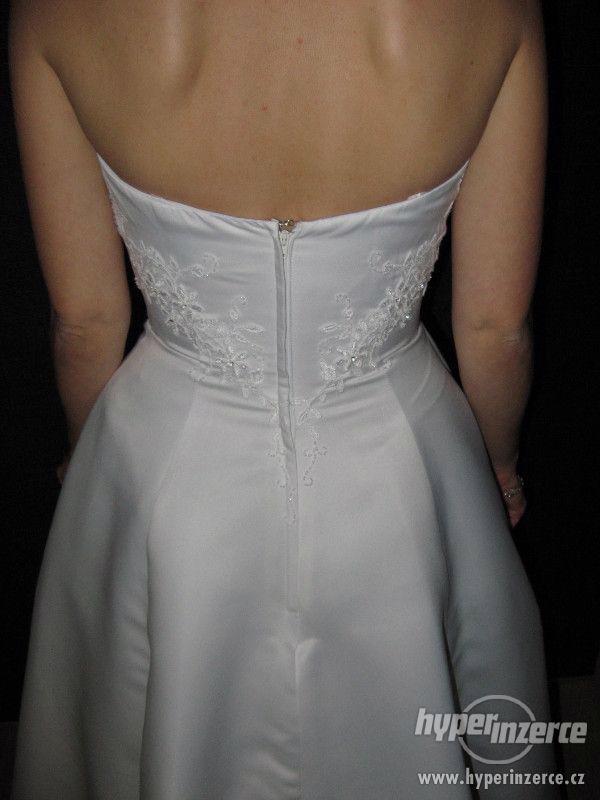 Svatební šaty bílé korzetové s výšivkou - foto 2