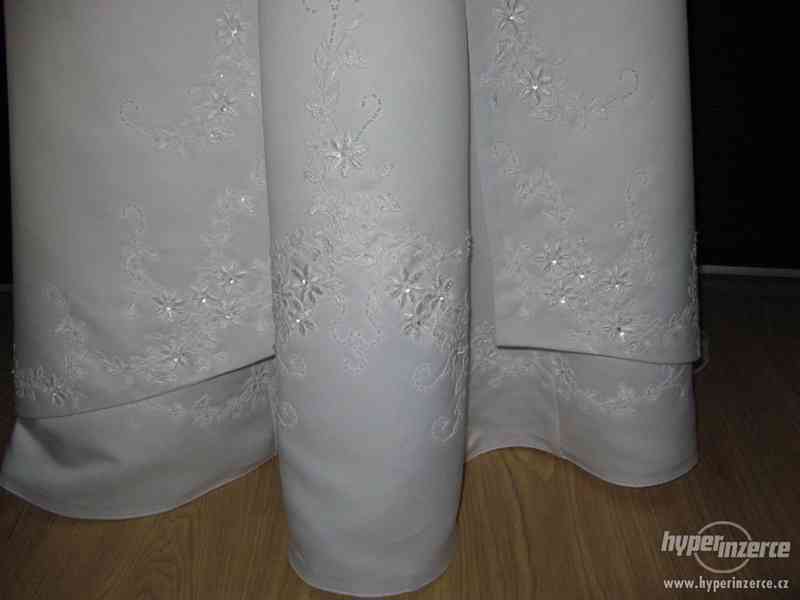 Svatební šaty bílé korzetové s výšivkou - foto 3