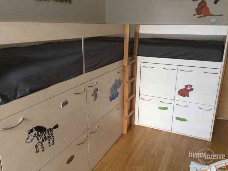 Dětská postel - patrová pro 2 děti + úložné prostory - foto 1