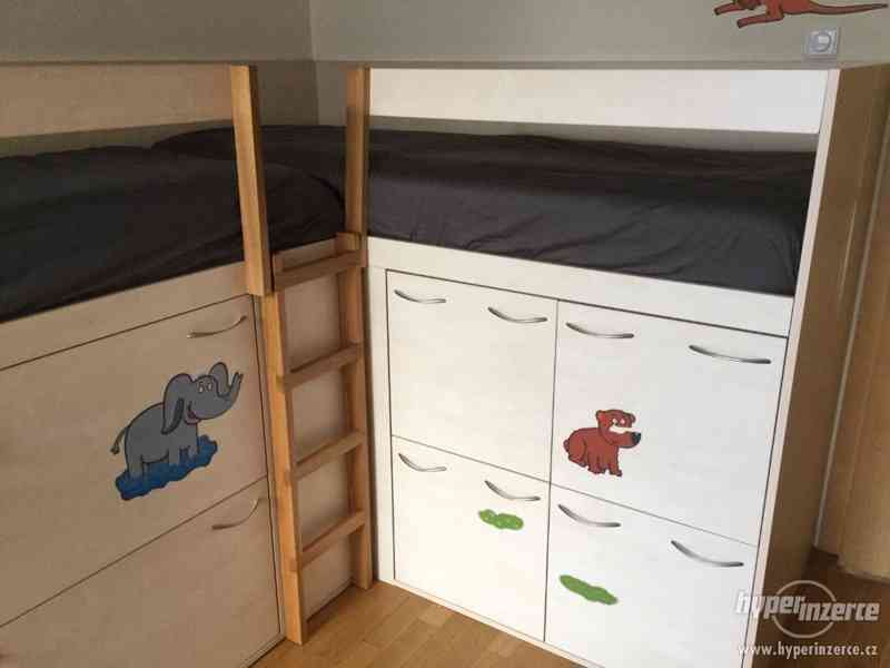 Dětská postel - patrová pro 2 děti + úložné prostory - foto 3