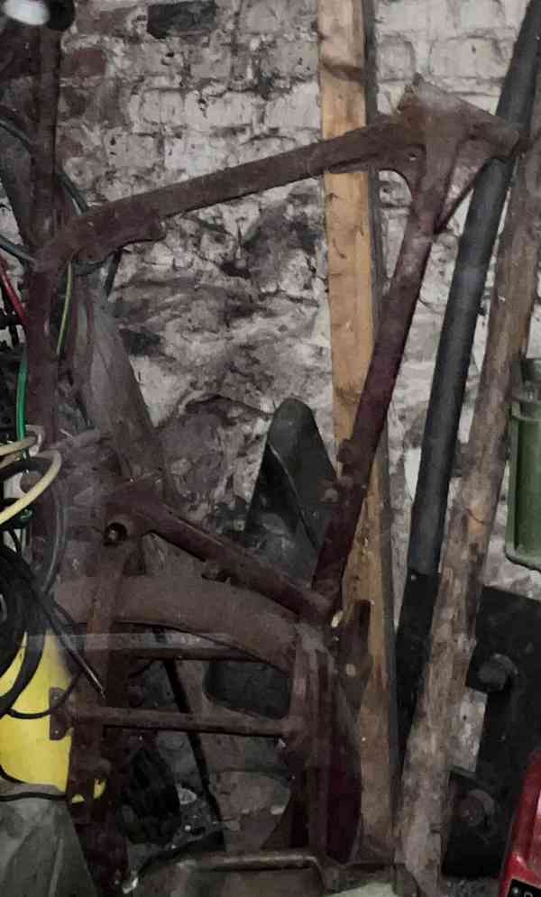 Jawa Pérák + Pionýr – nádrž, rám, motor (originál díly) - foto 5