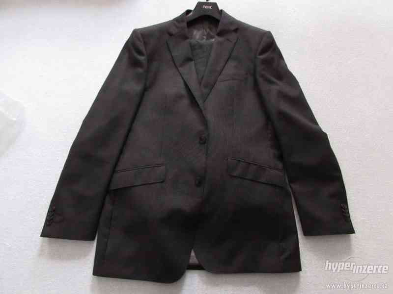 Prodám krásný černý pásnký oblek s lehkými proužky - foto 2