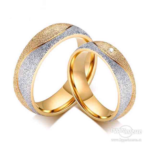 Zlacené snubní prsteny z chirurgické oceli - foto 2
