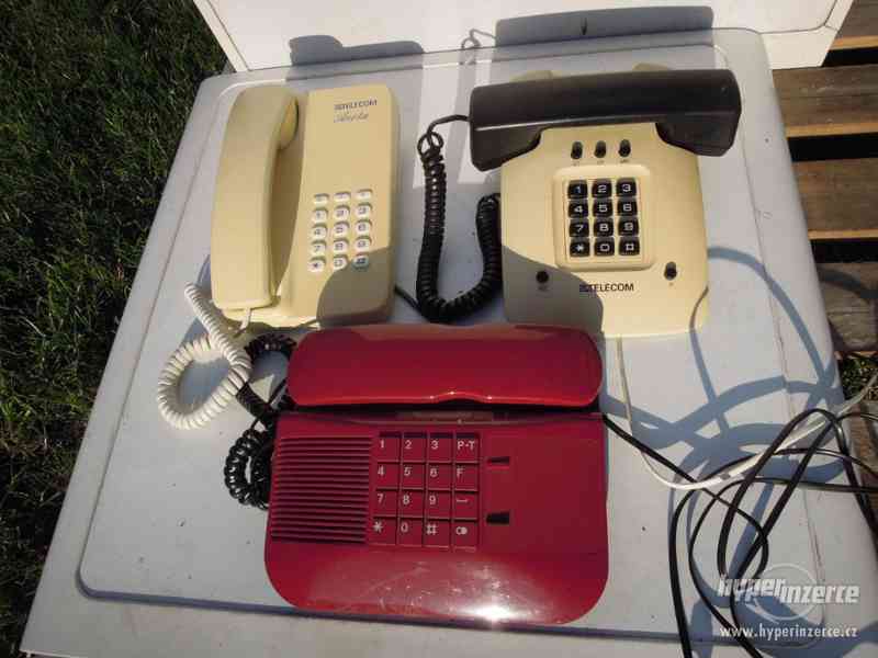 Staré tlačítkové telefony