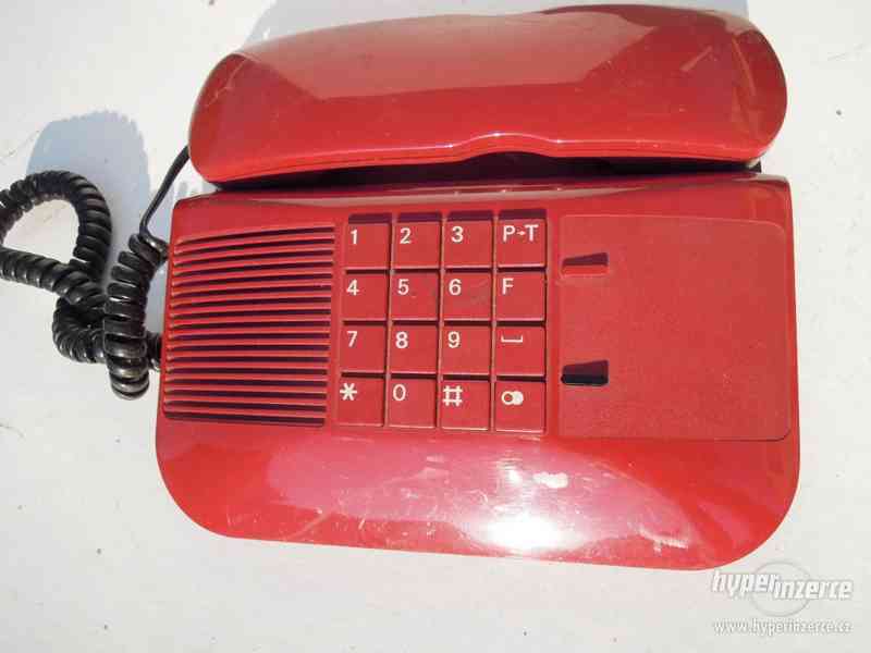 Staré tlačítkové telefony - foto 2