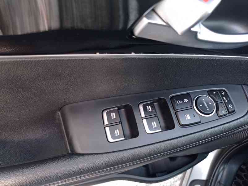 Kia Sorento 2.2 CRDi 4x4/7míst/PREMIUM/DPH - foto 10