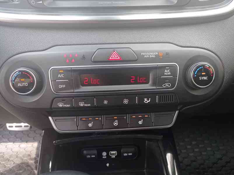 Kia Sorento 2.2 CRDi 4x4/7míst/PREMIUM/DPH - foto 42