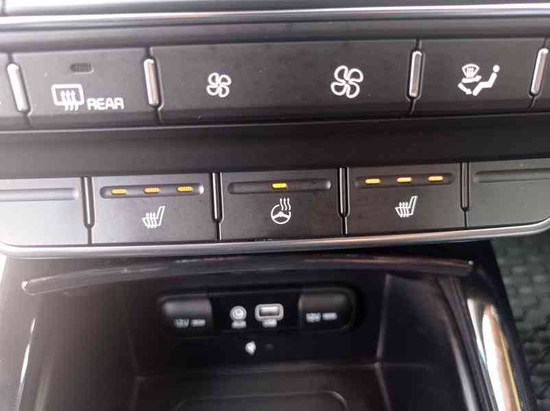 Kia Sorento 2.2 CRDi 4x4/7míst/PREMIUM/DPH - foto 43