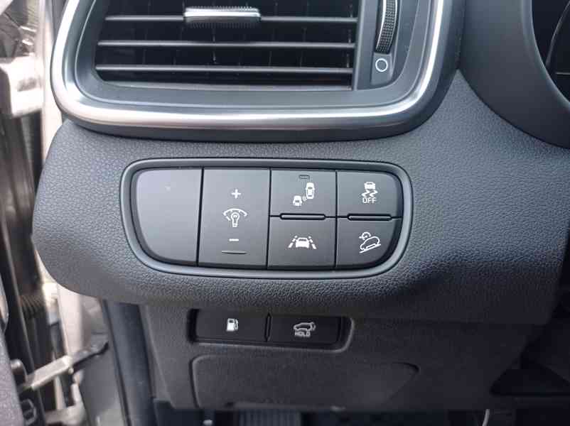 Kia Sorento 2.2 CRDi 4x4/7míst/PREMIUM/DPH - foto 28