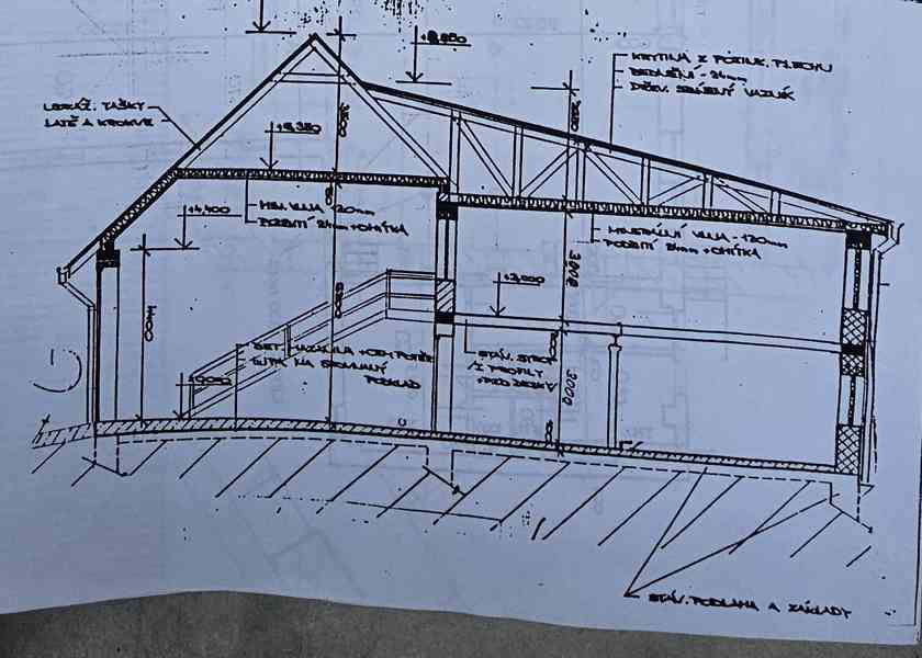 Průmyslový areál s vjezdem kamionu Brno venkov. - foto 17