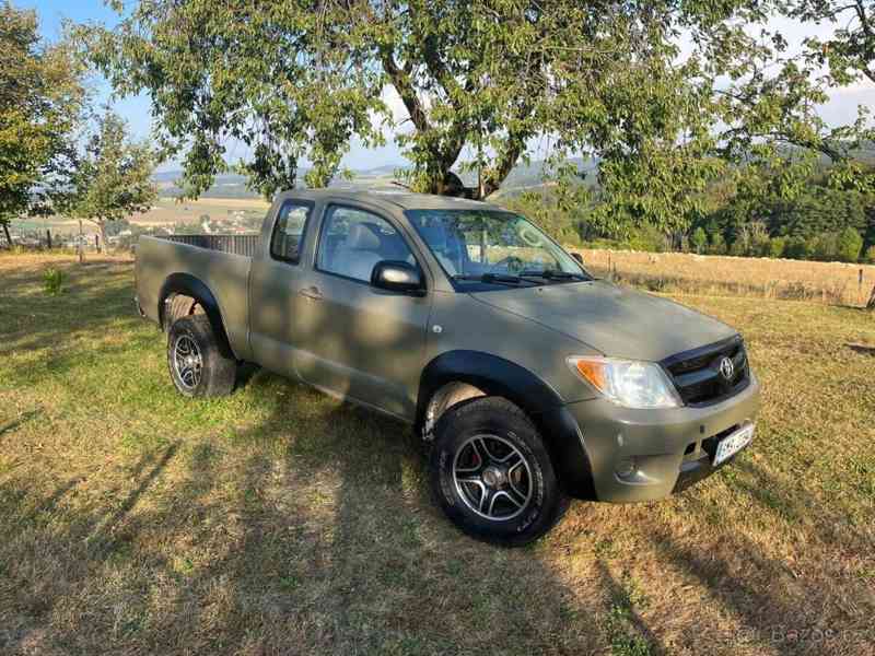 Toyota Hilux 2,5   Toyota Hilux - foto 3