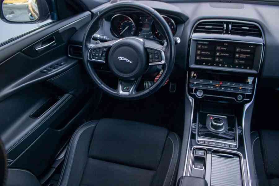 Jaguar XE 2.0 I4P R-Sport AT - foto 12