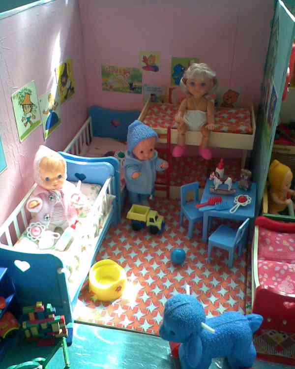 Retro domeček, nábyteček, panenky - foto 1