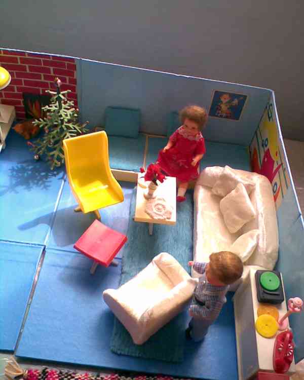 Retro domeček, nábyteček, panenky - foto 12