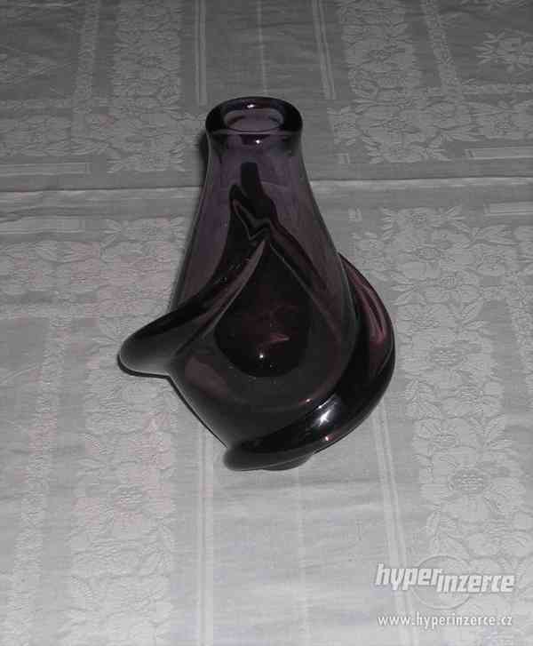 fialové hutní sklo: váza - foto 1