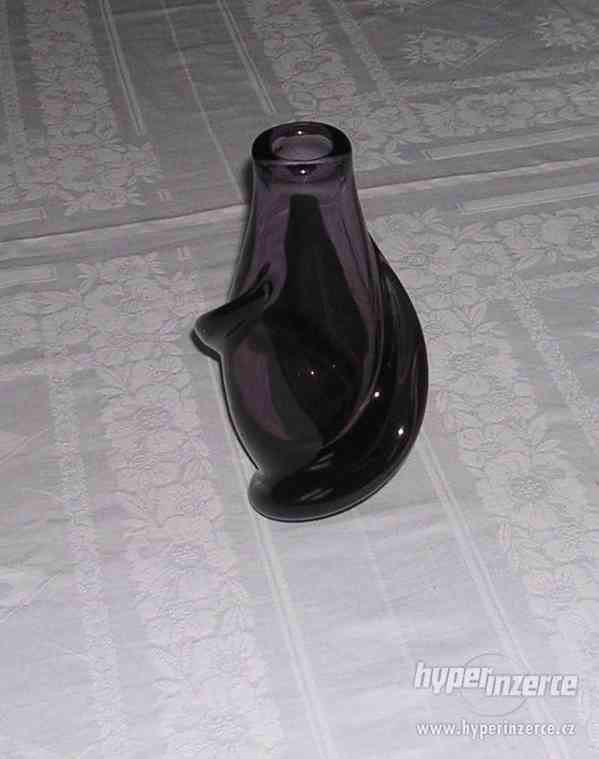 fialové hutní sklo: váza - foto 3