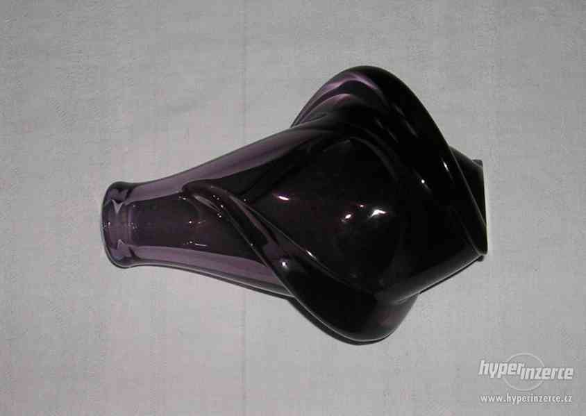 fialové hutní sklo: váza - foto 4