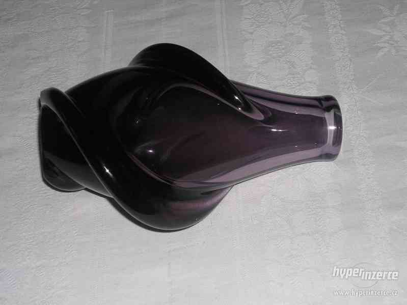 fialové hutní sklo: váza - foto 5