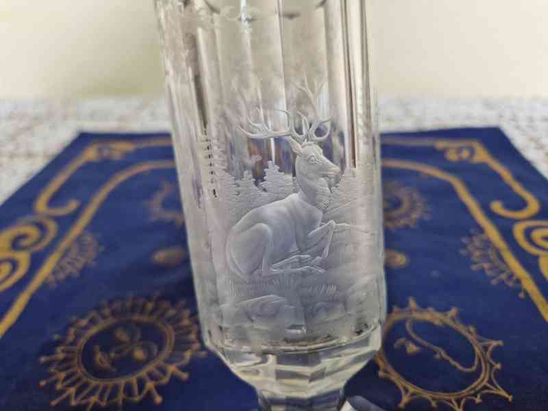 Krásná stará bohatě řezaná sklenice s Jeleny - foto 2