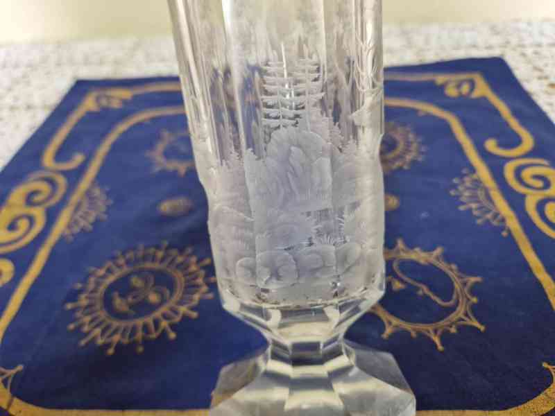 Krásná stará bohatě řezaná sklenice s Jeleny - foto 3