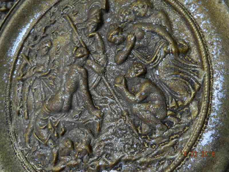 Starožitný hezky zdobený kovový talíř 32cm - foto 2