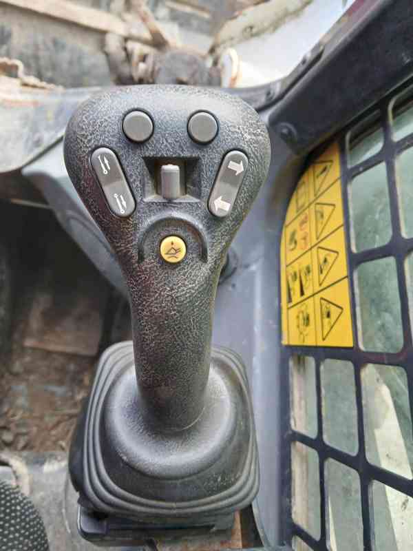 BOBCAT S530, smykem řízený kolový nakladač - foto 14