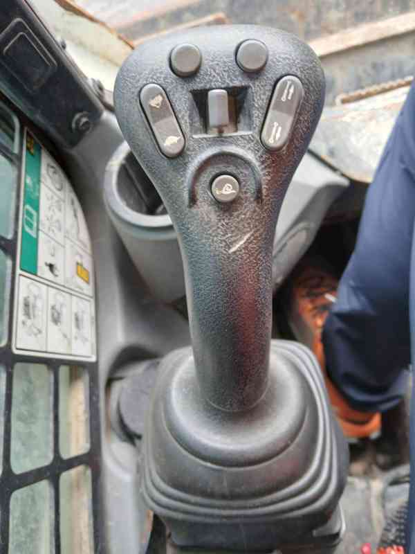 BOBCAT S530, smykem řízený kolový nakladač - foto 13
