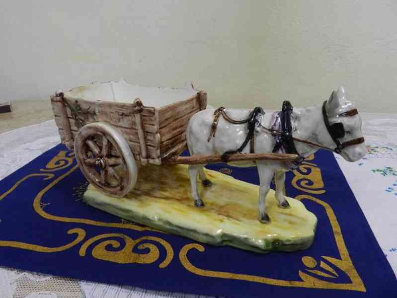 Stará Majolika soška Kůň s Povozem Royal Dux