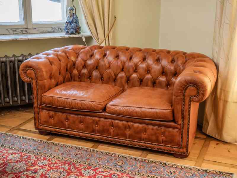 Starožitná sofa Chesterfield dvoumístná - foto 1