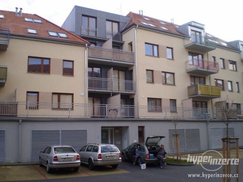 Nabízíme k pronájmu byt 2+KK s 2 balkony v Plzni, U Ježíška - foto 1