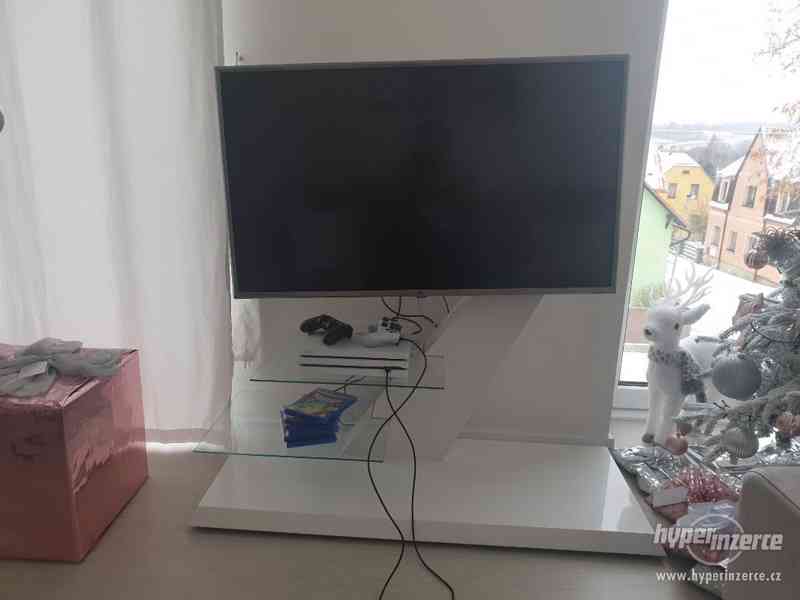 Moderní televizní stolek VENTO (bílá lesk) LIBEREC - foto 1