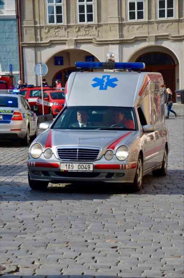 Mercedes-Benz 2,7   Prezidentský sanitní speciál - foto 2