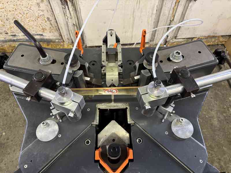 elumatec EP 124 Rohovací lis  - foto 6