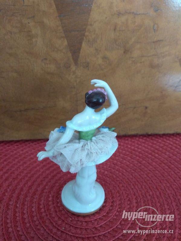 Porcelánová soška tanečnice s tylovými šaty cena 3200 Kč - foto 5