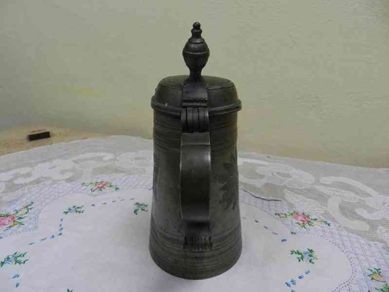 Stařičký zdobený cínový Korbel Džbán 1848 - foto 3