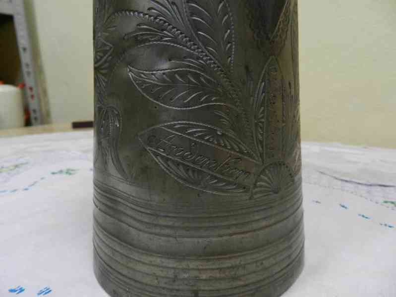 Stařičký zdobený cínový Korbel Džbán 1848 - foto 5