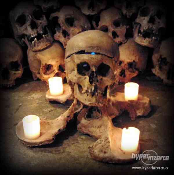 Svícny z lidských lebek a kostí - foto 3
